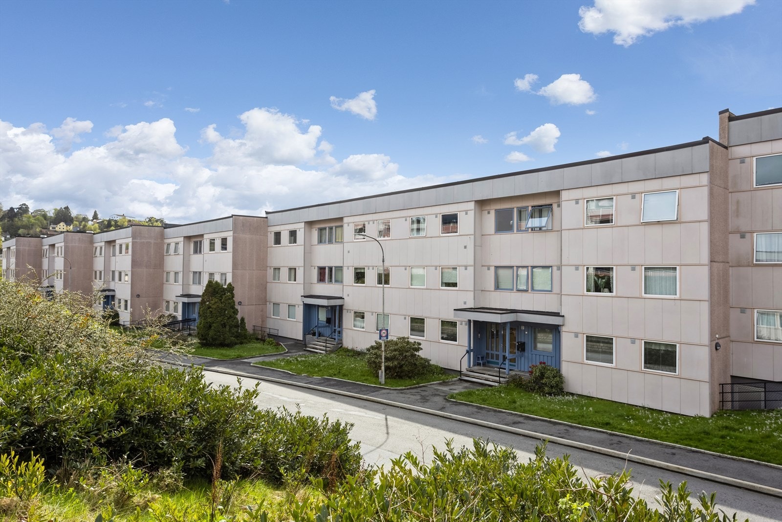 Leiligheten har en sentral og attraktiv beliggenhet i et populært boligområde i Fyllingsdalen. Galleribilde