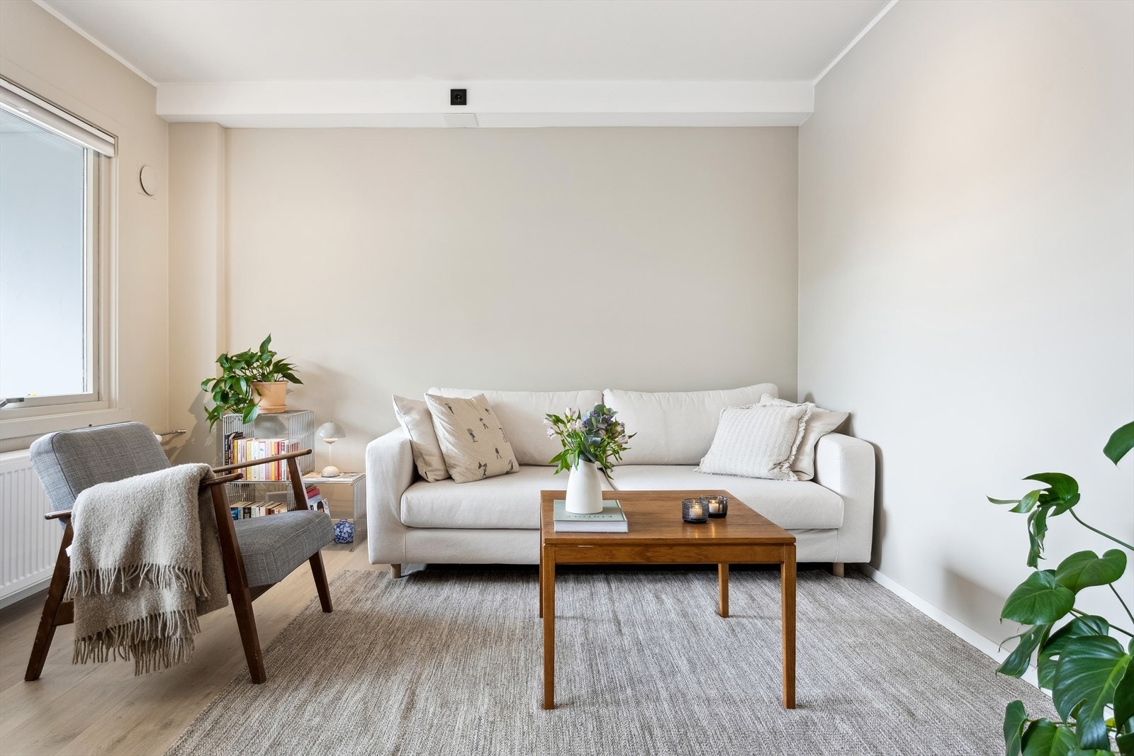 Romslig og innbydende stue på 17,4 m² med god plass til både sofagruppe og spiseplass. Galleribilde
