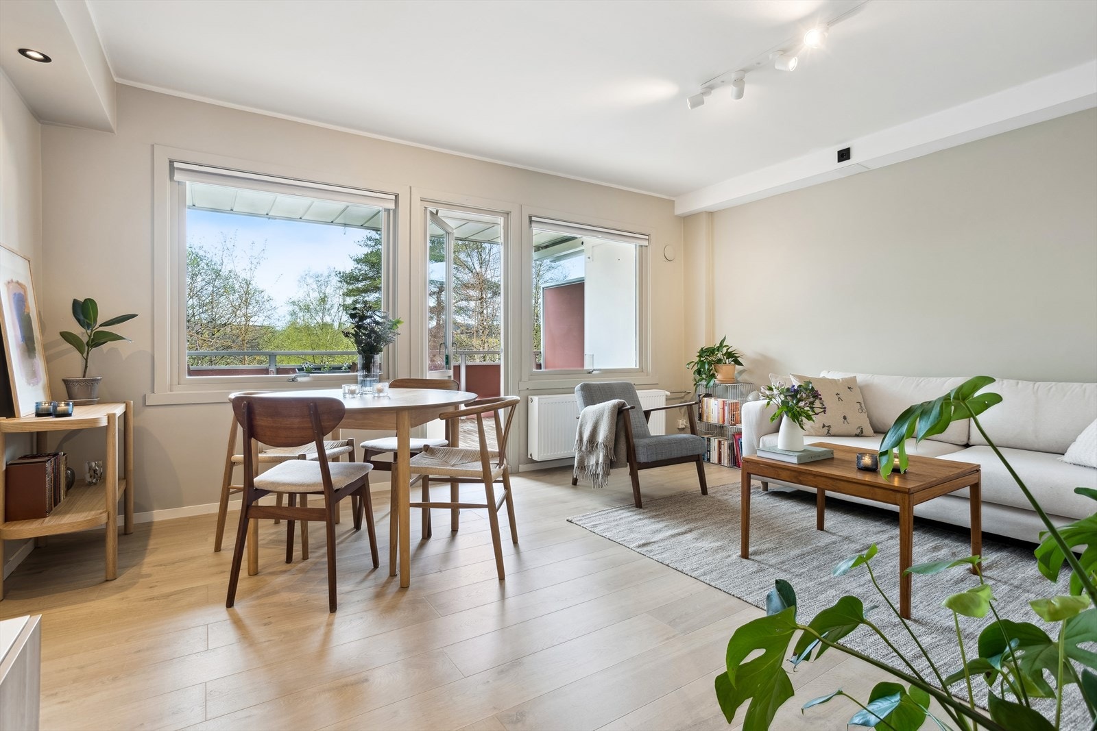Utgang til en flott balkong på ca. 12,5 m² - perfekt for å nyte ettermiddagssolen ! Galleribilde