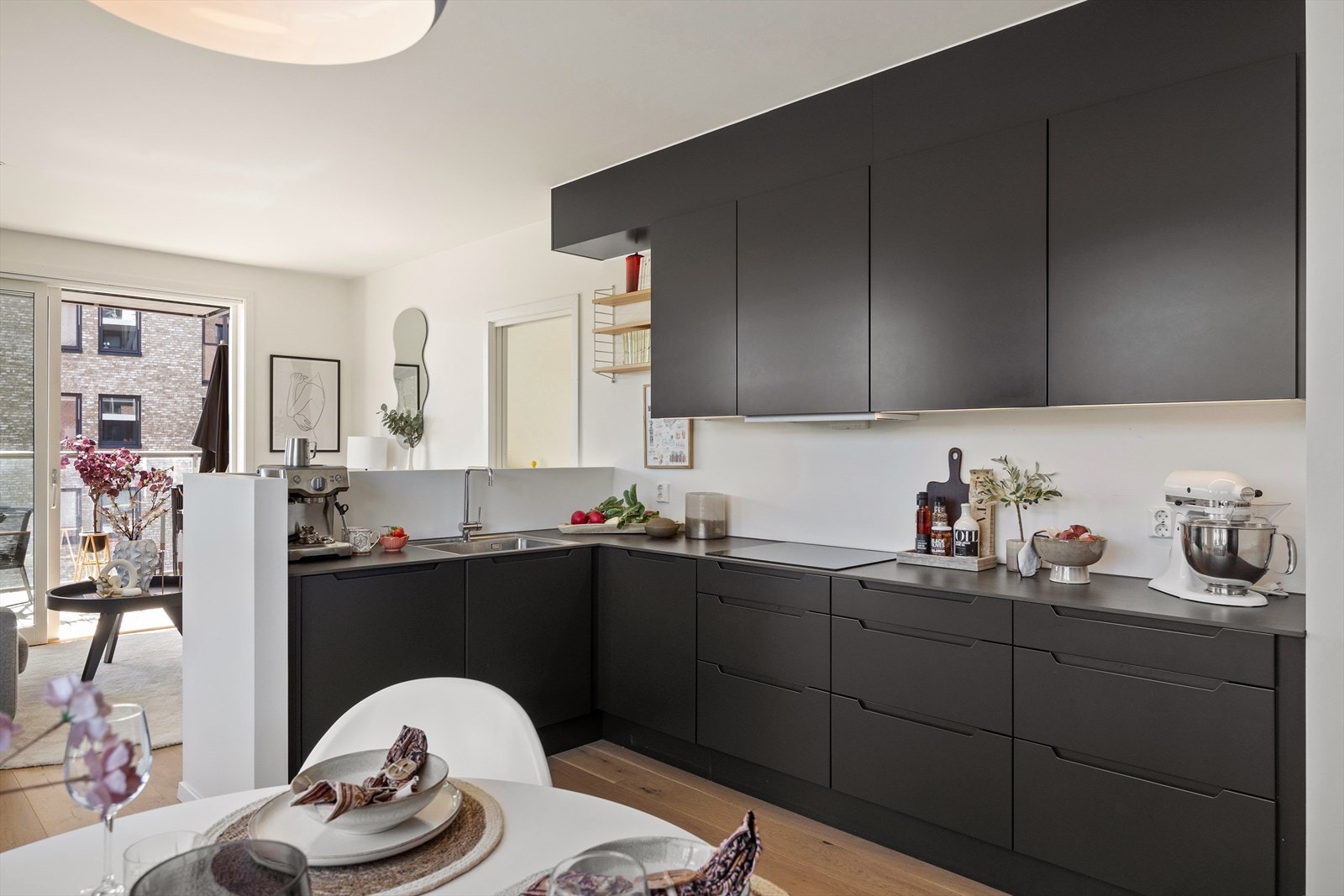 Ventilator over stekesonen med avtrekk til balansert ventilasjon. Galleribilde