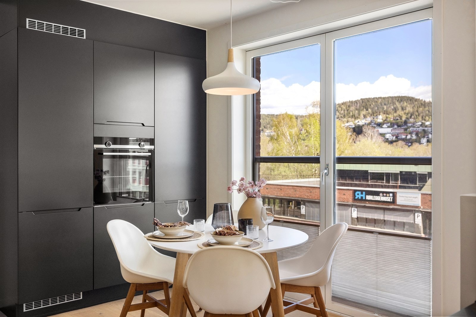 I tilknytning til kjøkkenet er det god plass til et hyggelig spisebord, perfekt for både hverdagsmåltider og sosiale sammenkomster. Galleribilde