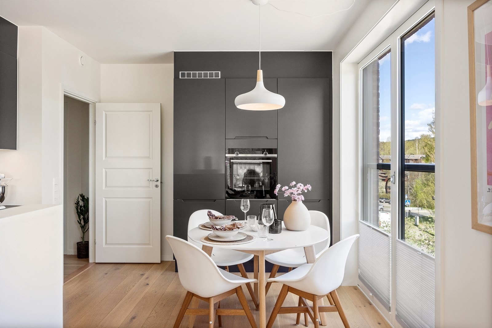 Gulvet er belagt med flott 1-stavs parkett, og veggene er malt i lyse fargetoner - et stilrent utgangspunkt for å skape ditt personlige hjem. Galleribilde