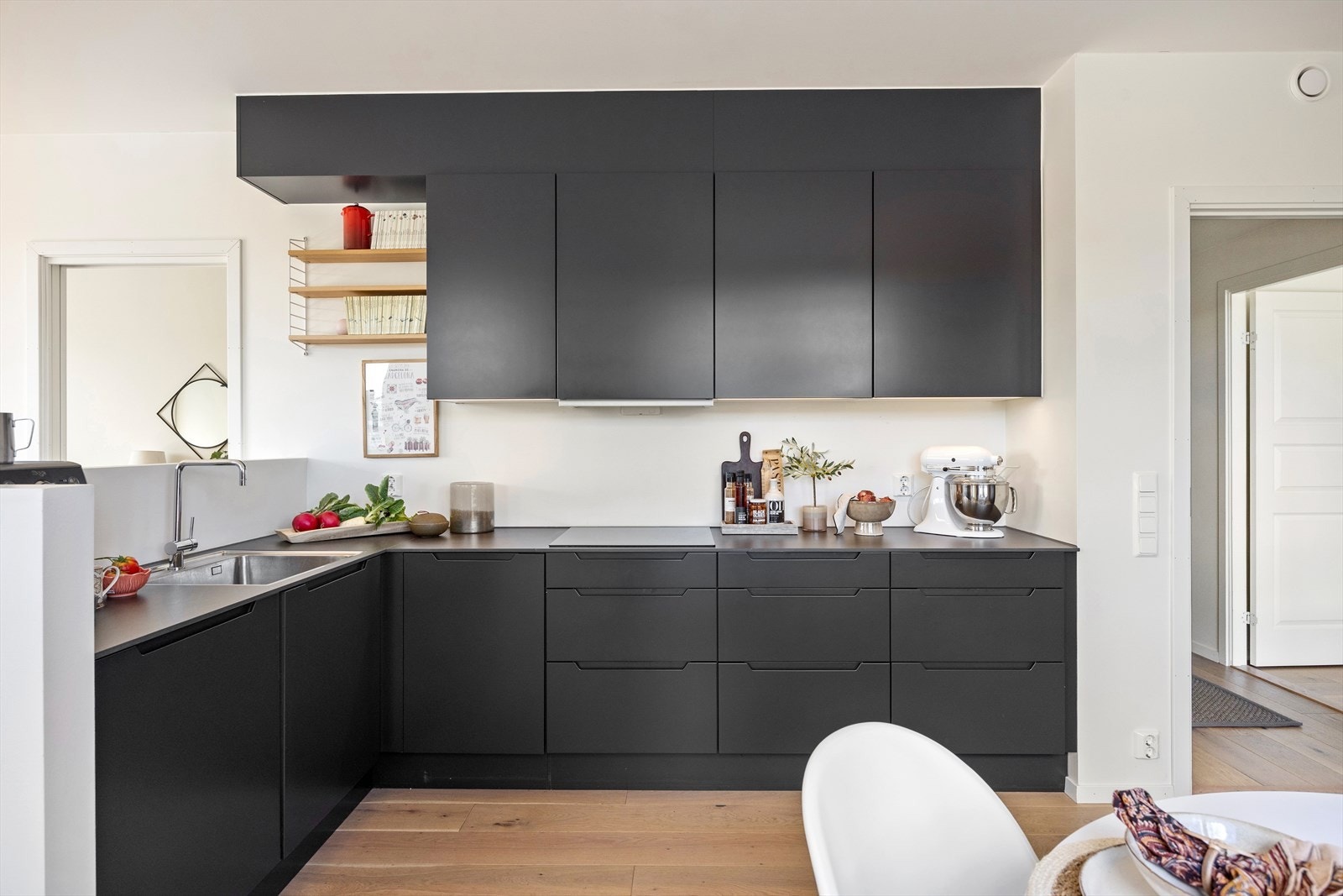 Kjøkkenet er fult utstyrt med integrert induksjonstopp, stekeovn, oppvaskmaskin samt kjøle-/fryseskap. Galleribilde