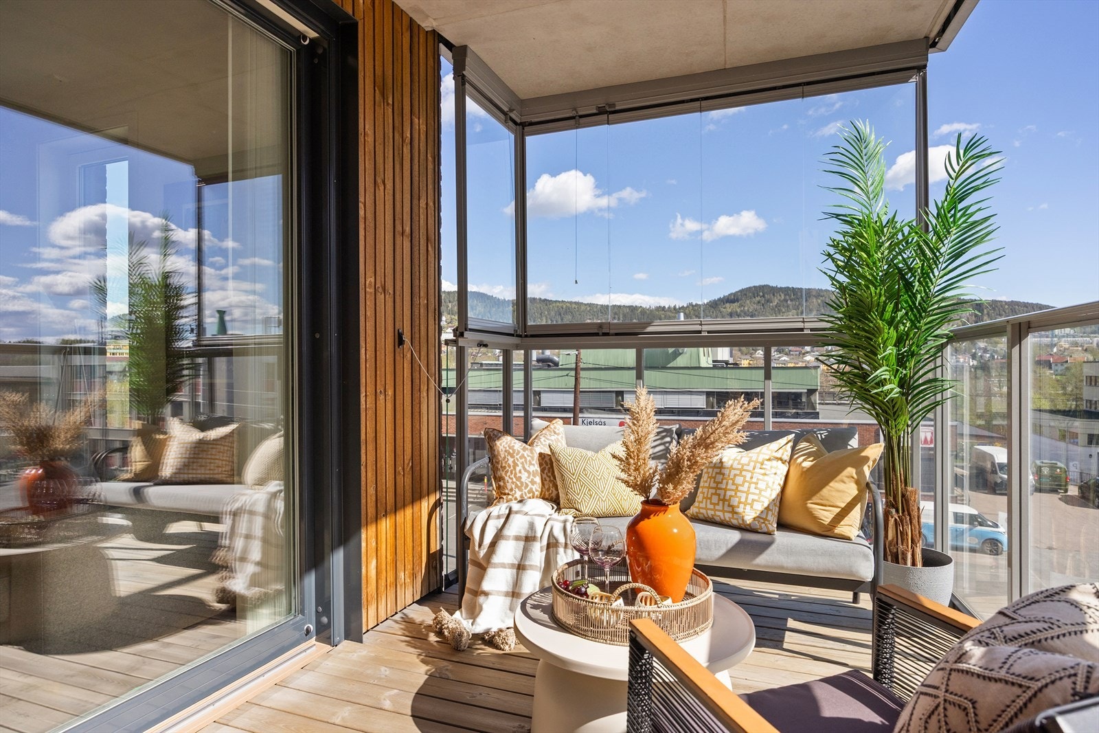 Her kan du enkelt skape en hyggelig uteoase med utemøbler, beplantning og grill. Galleribilde