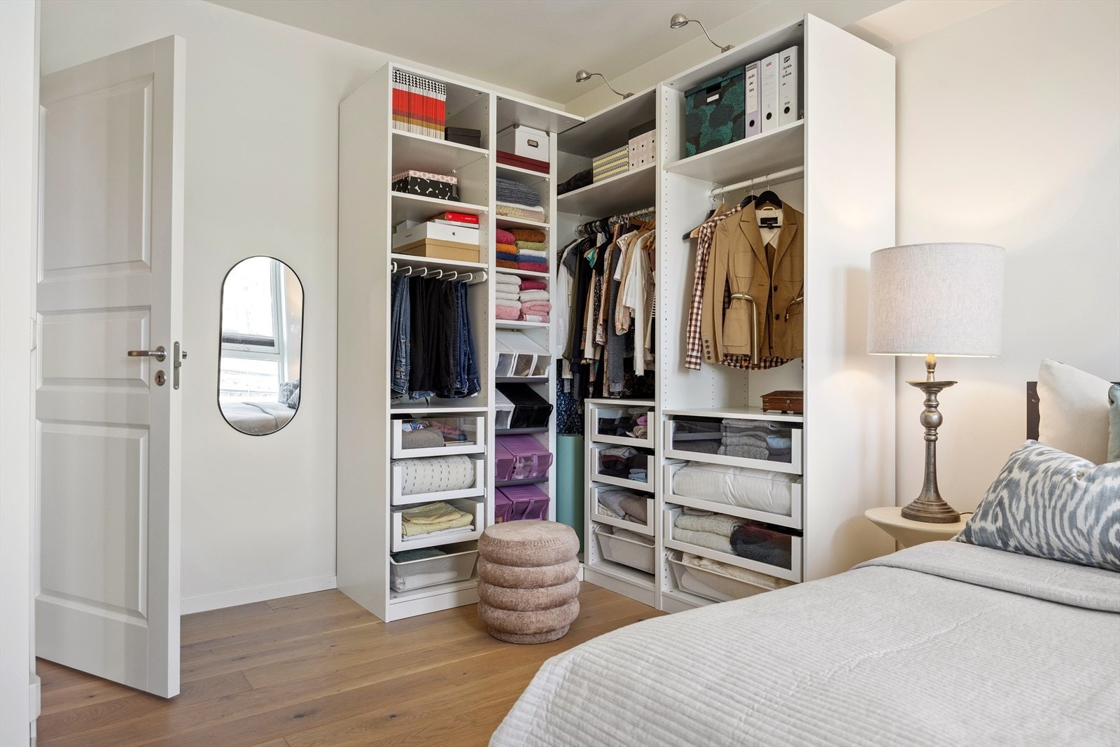Rommet byr på rikelig oppbevaringsplass i et åpent garderobeskap, som gir både orden og enkel tilgang. Galleribilde