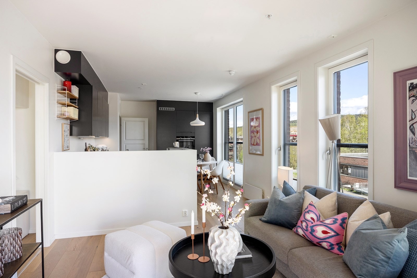 Den åpne planløsningen gir fleksible møbleringsmuligheter med god plass til både sofagruppe, TV-løsning og spisebord med tilhørende stoler. Galleribilde