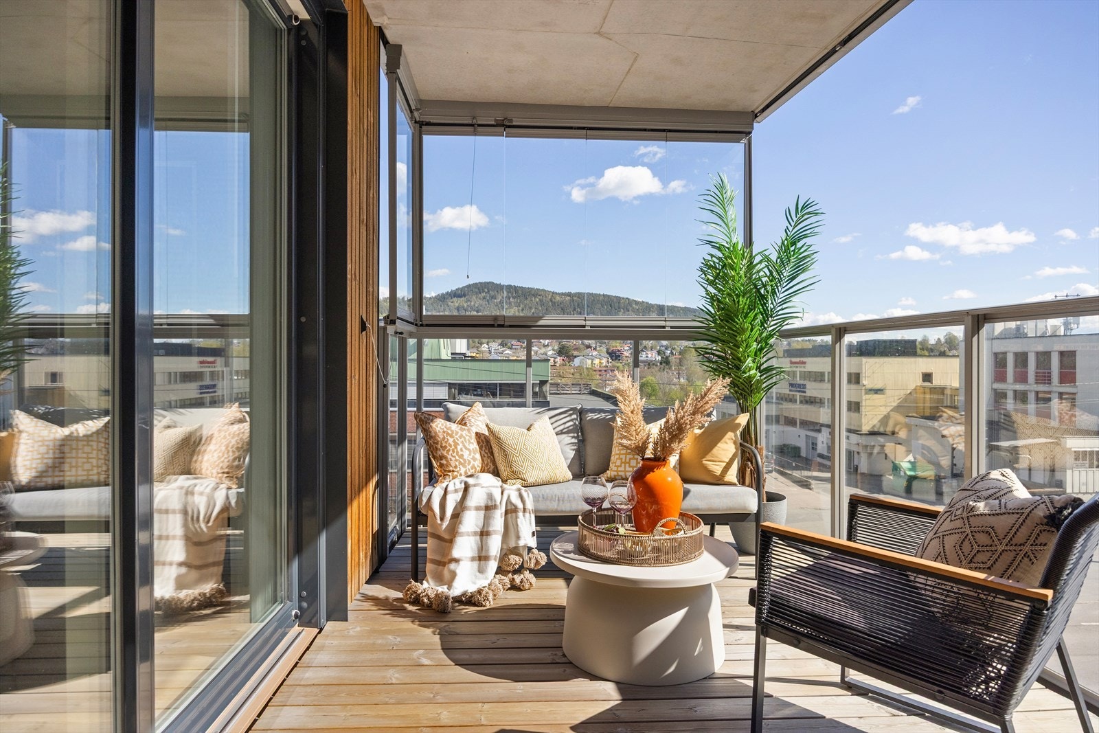 Leiligheten byr på en herlig sydvestvendt balkong på ca. 10,5 m² med svært gode solforhold. Galleribilde