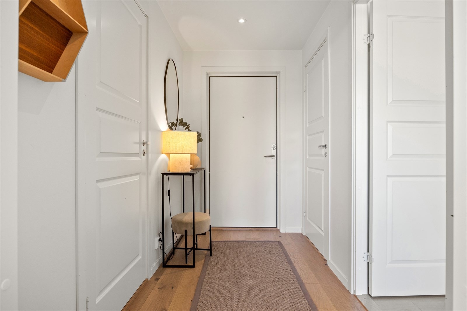 Leiligheten ønskes velkommen med en lys og innbydende entré, hvor downlights i himlingen bidrar til et moderne og stilrent uttrykk. Til venstre ved inngangen finner du en praktisk innvendig bod, som gir ekstra lagringsplass. Galleribilde