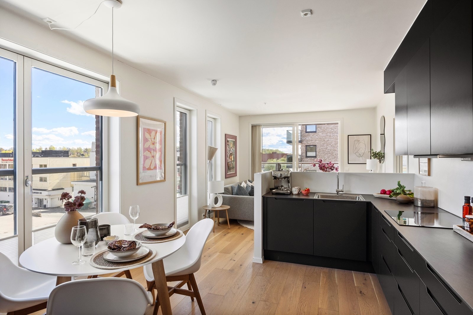 Leiligheten har balansert ventilasjon med varmegjenvinning, som gir jevn temperatur og godt inneklima året rundt. Galleribilde