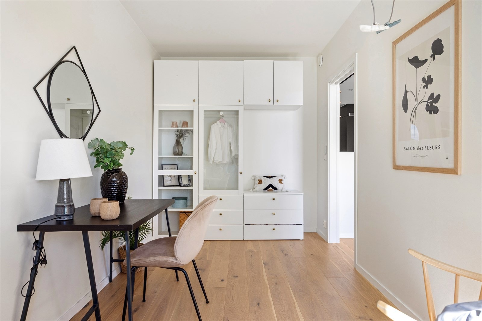 Rommet byr på gode oppbevaringsmuligheter med garderobeskap. Galleribilde