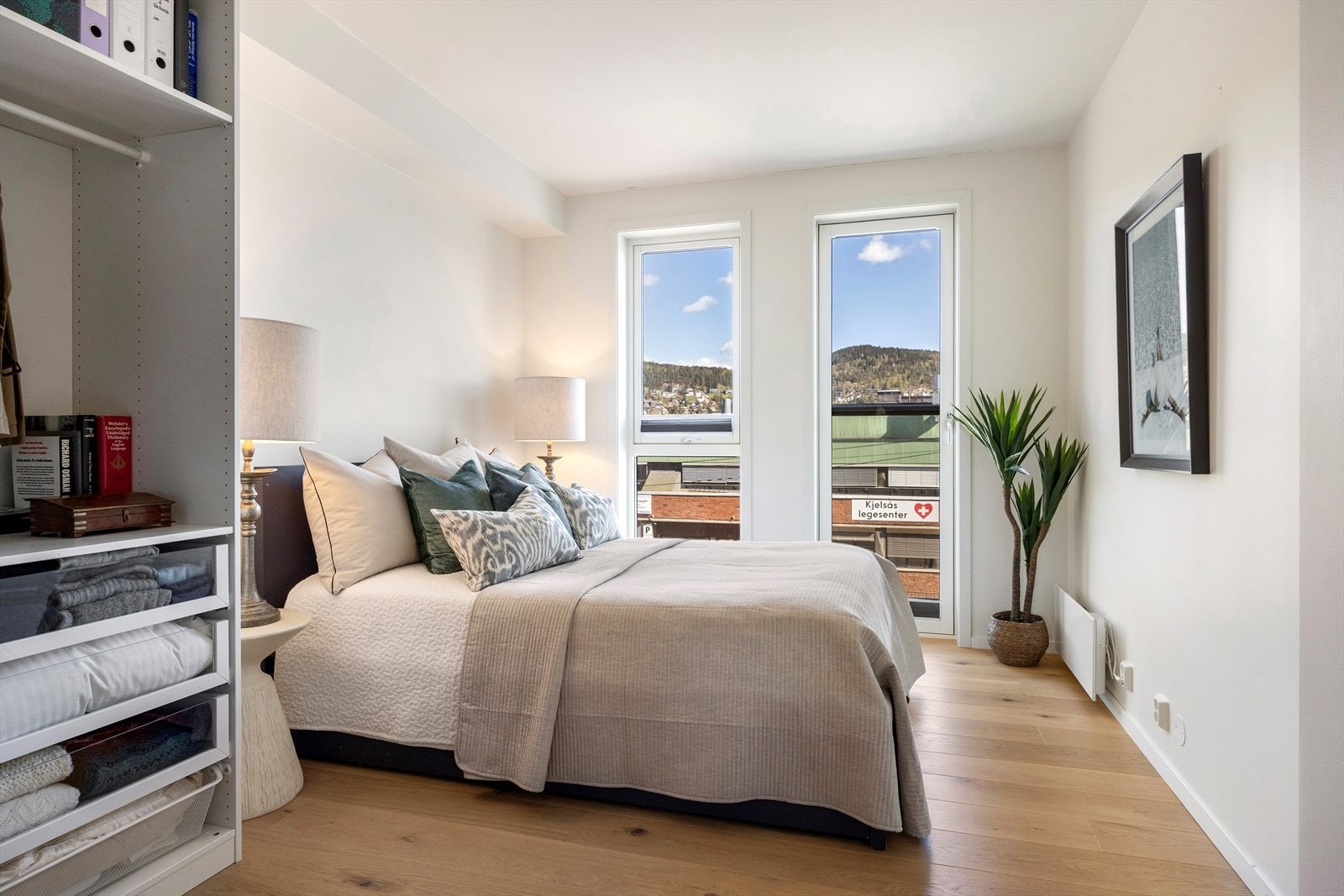 Soverommet er romslig, med plass til dobbeltseng, nattbord og tilhørende møbler. Galleribilde