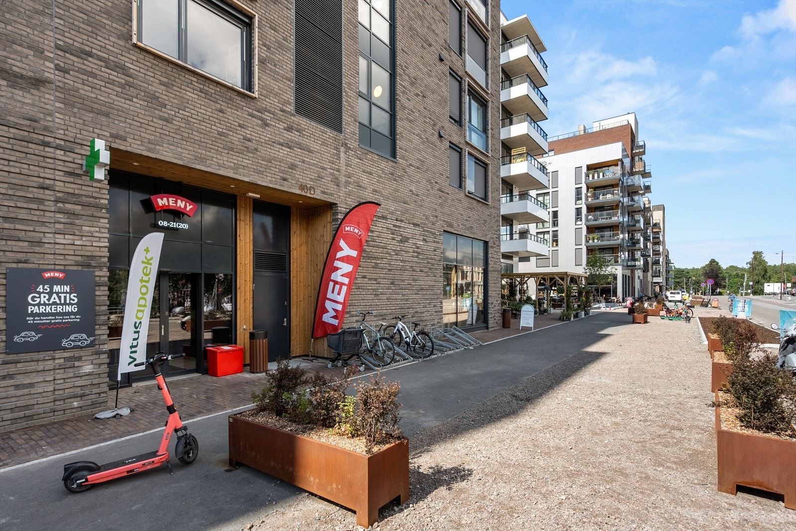 Meny har nylig åpnet et stort supermarked på ca. 2000 kvadratmeter i Frysjaparken, og tilbyr et bredt utvalg av matvarer og dagligvarer. Galleribilde