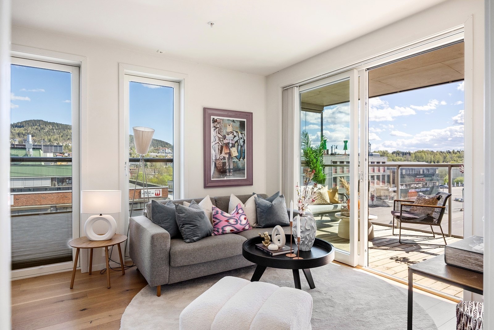 Velkommen til Kjelsåsveien 164D! Dette er en lys og attraktiv 3-roms i 2. etasje med god beliggenhet i attraktive Frysjaparken. Galleribilde