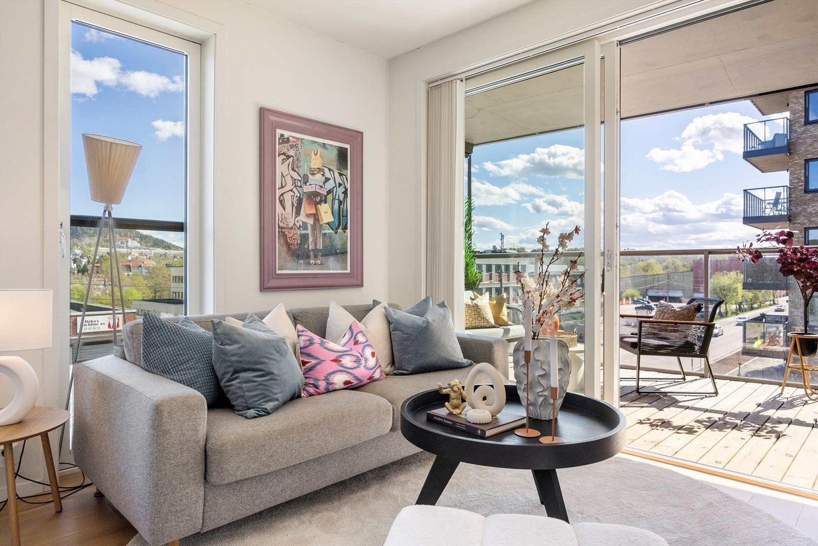 Bygget er fra 2019 og holder gjennomgående nybyggstandard, med moderne løsninger, god isolasjon, heis og balansert ventilasjon. Galleribilde