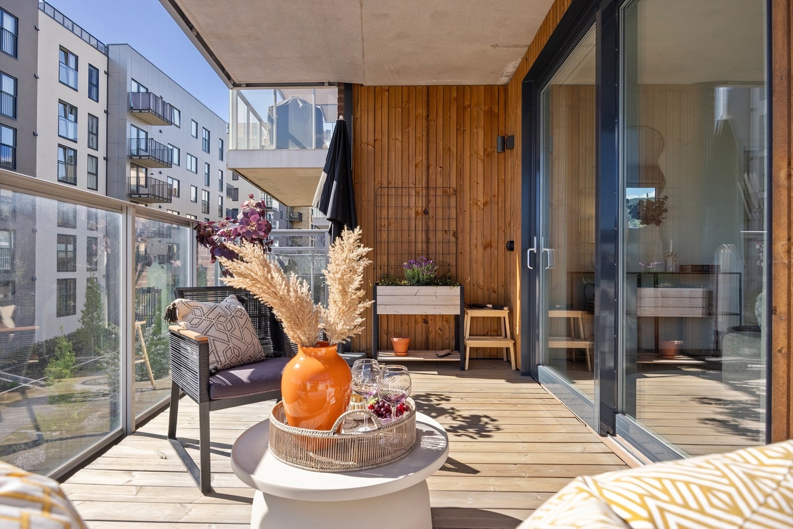 Balkongen er overbygd, noe som gir god skjerming og gjør den behagelig å bruke uansett vær og årstid. Galleribilde