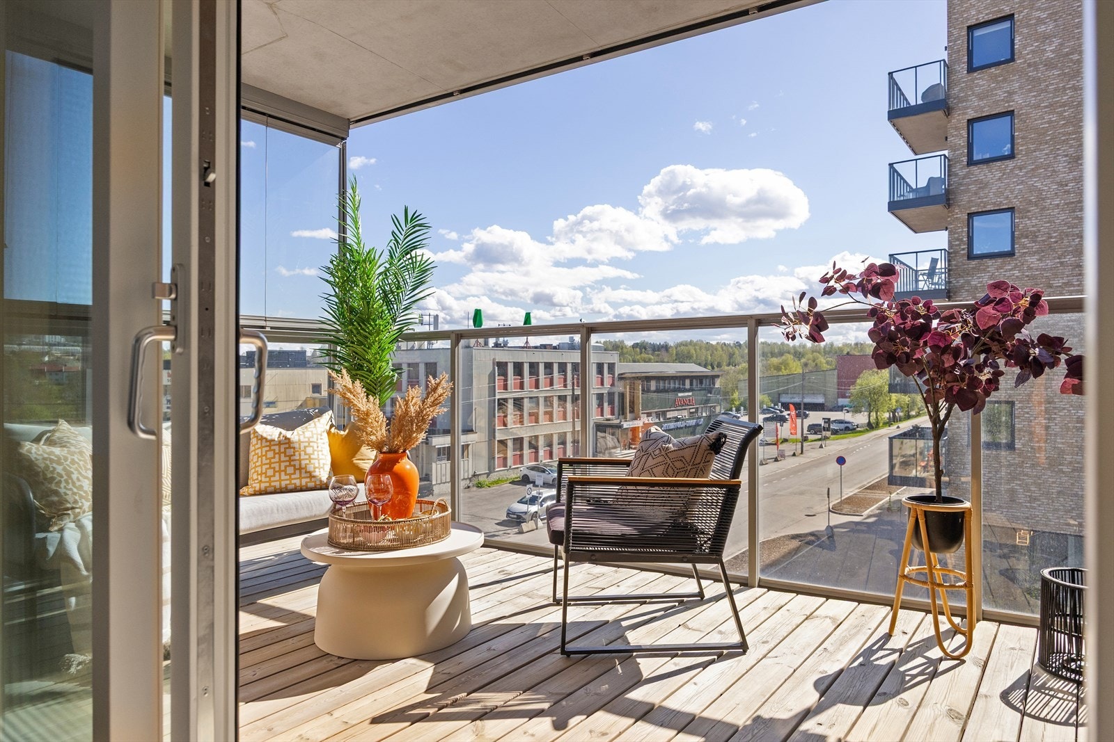 I sommerhalvåret fungerer den som en naturlig forlengelse av oppholdsrommet - ideell for sosiale sammenkomster eller rolige ettermiddager. Galleribilde