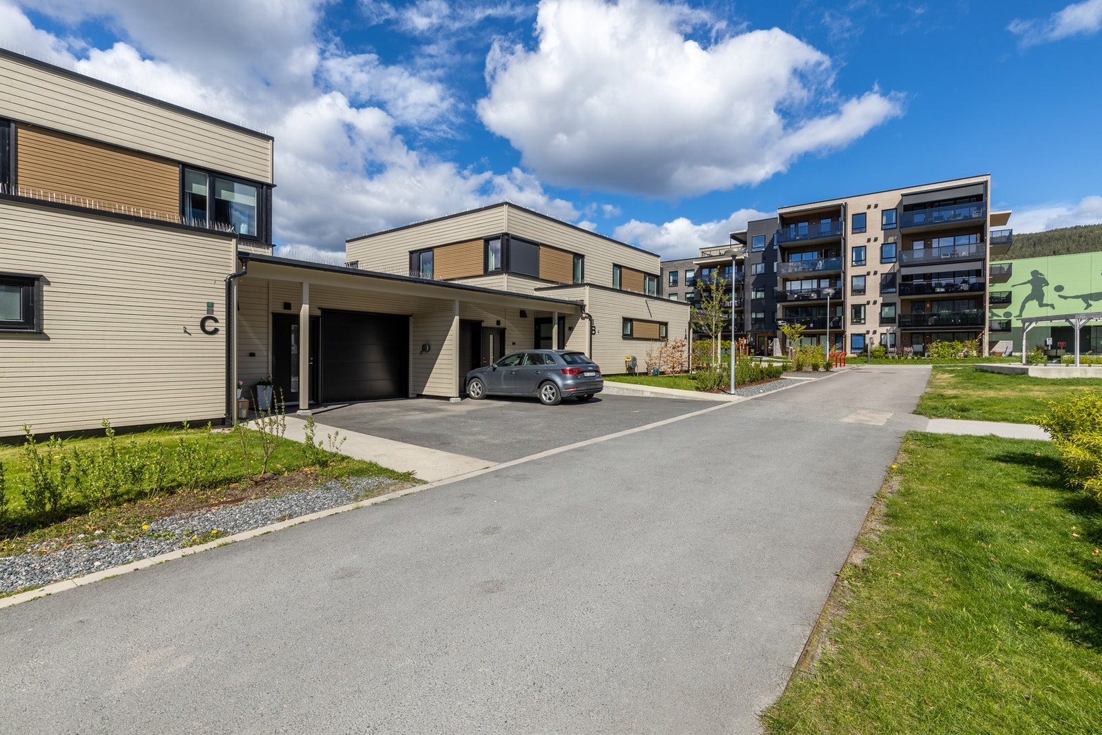 Det er parkering i egen garasje. Her er det også opplegg for elbillader Galleribilde