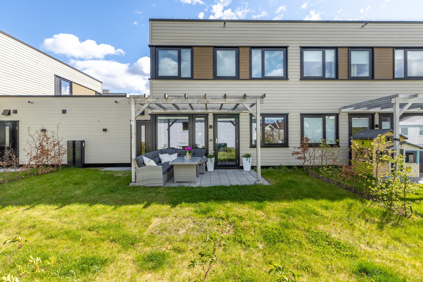 Uteplassen er på ca. 9 kvm og har videre adkomst til hage Galleribilde