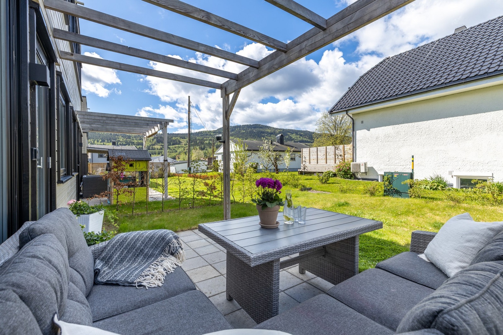 Her er det fin plass til å innrede med ønsket utemøblement Galleribilde