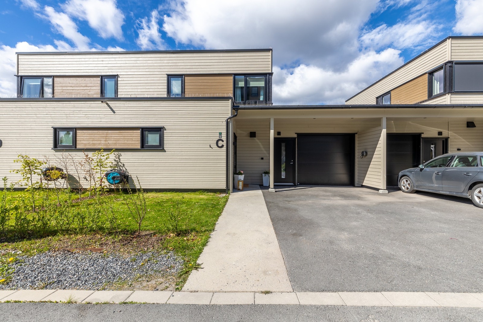 Dette moderne rekkehuset fra 2021 tilbyr en rekke kvaliteter som gjør det til et attraktivt hjem Galleribilde