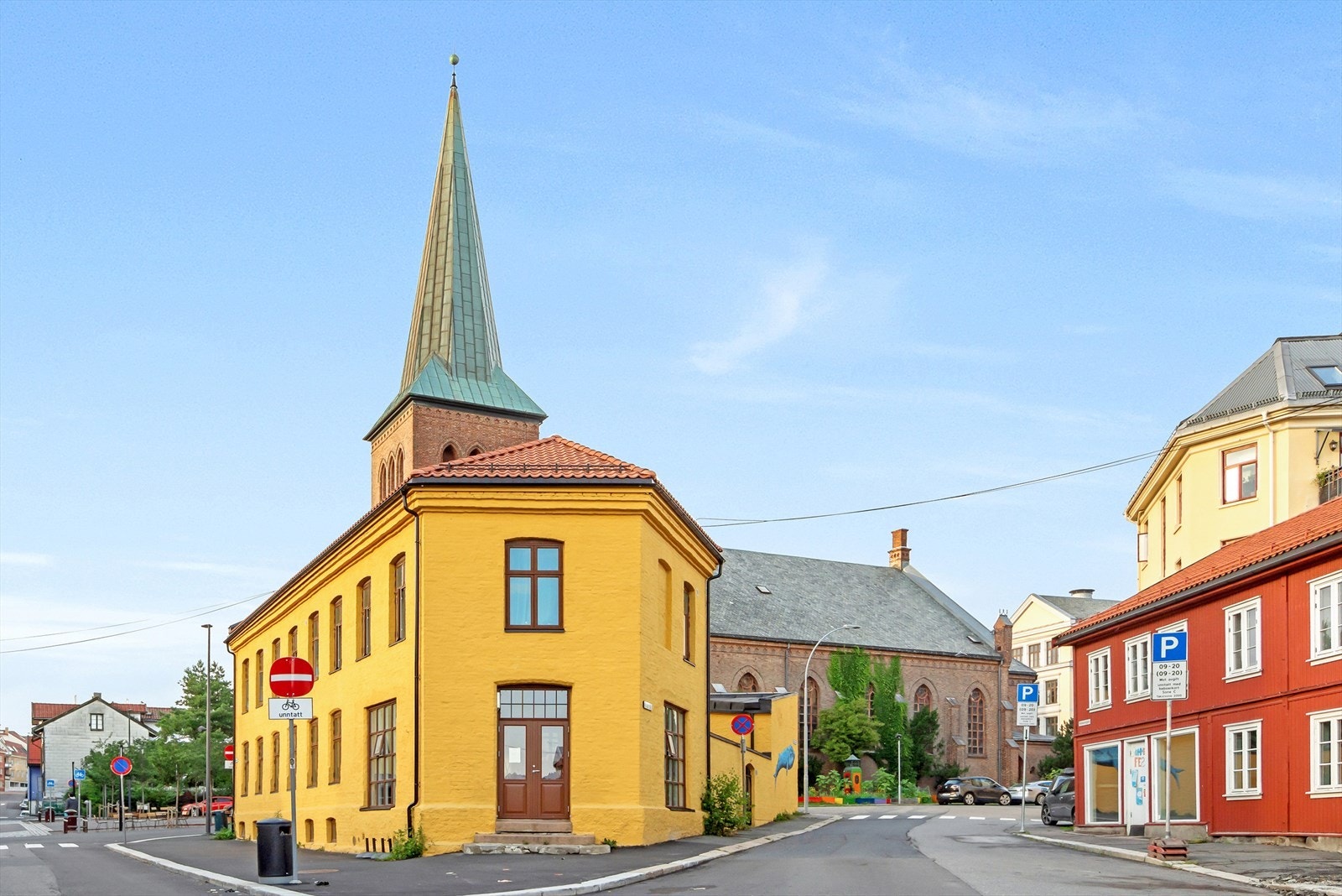 Her bor du i sjarmerende omgivelser med fargerike trehus, koselige caféer og et fantastisk nabolag! Galleribilde