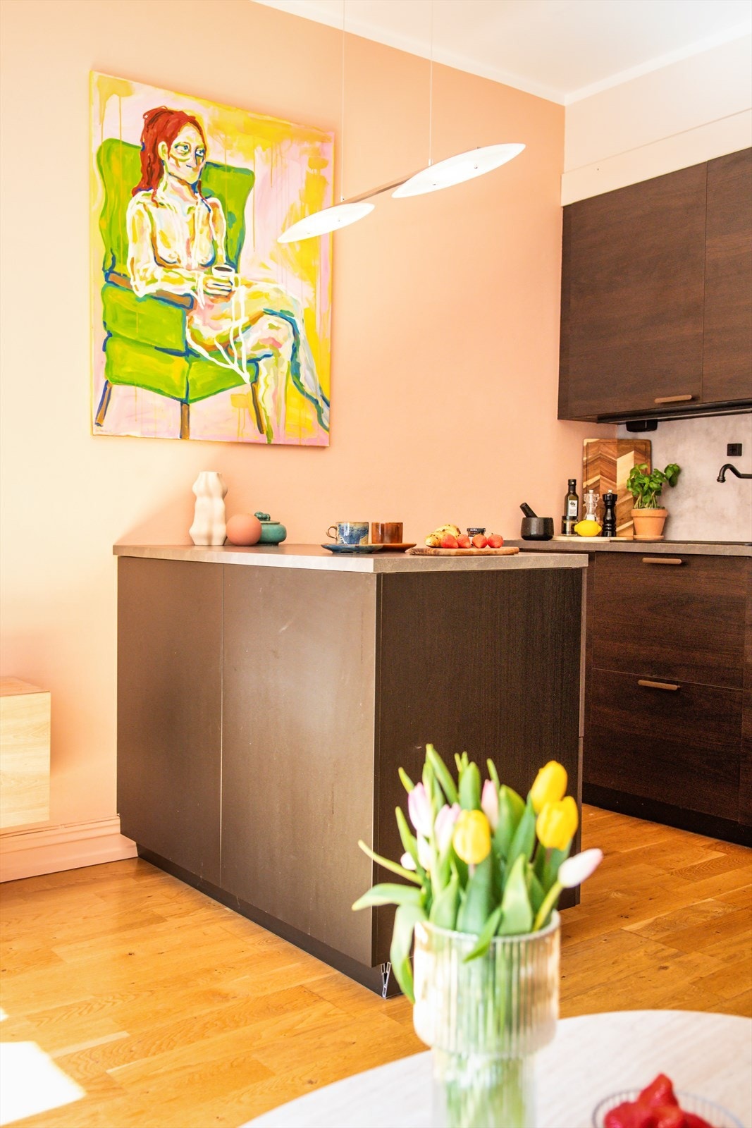 Kjøkkenet er fra 2021 og har mørke, glatte fronter og en benkeplate i laminat Galleribilde