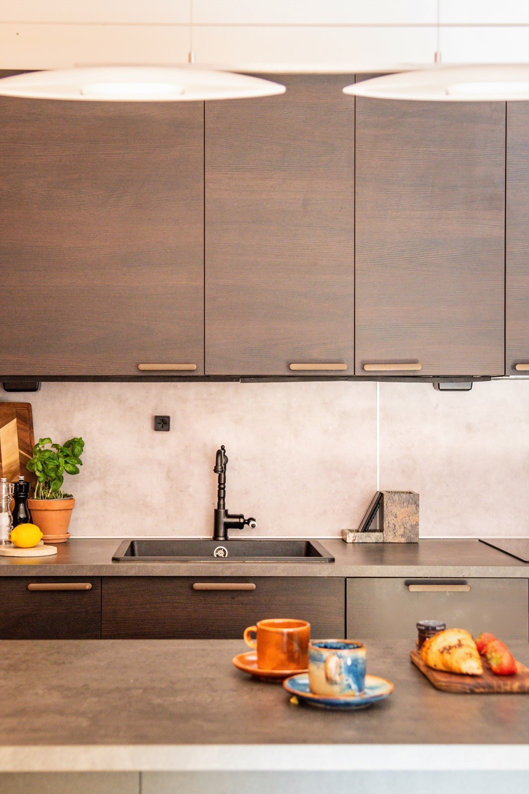 Det er montert kjøkkenventilator med kullfilter, komfyrvakt og automatisk vannstopper Galleribilde