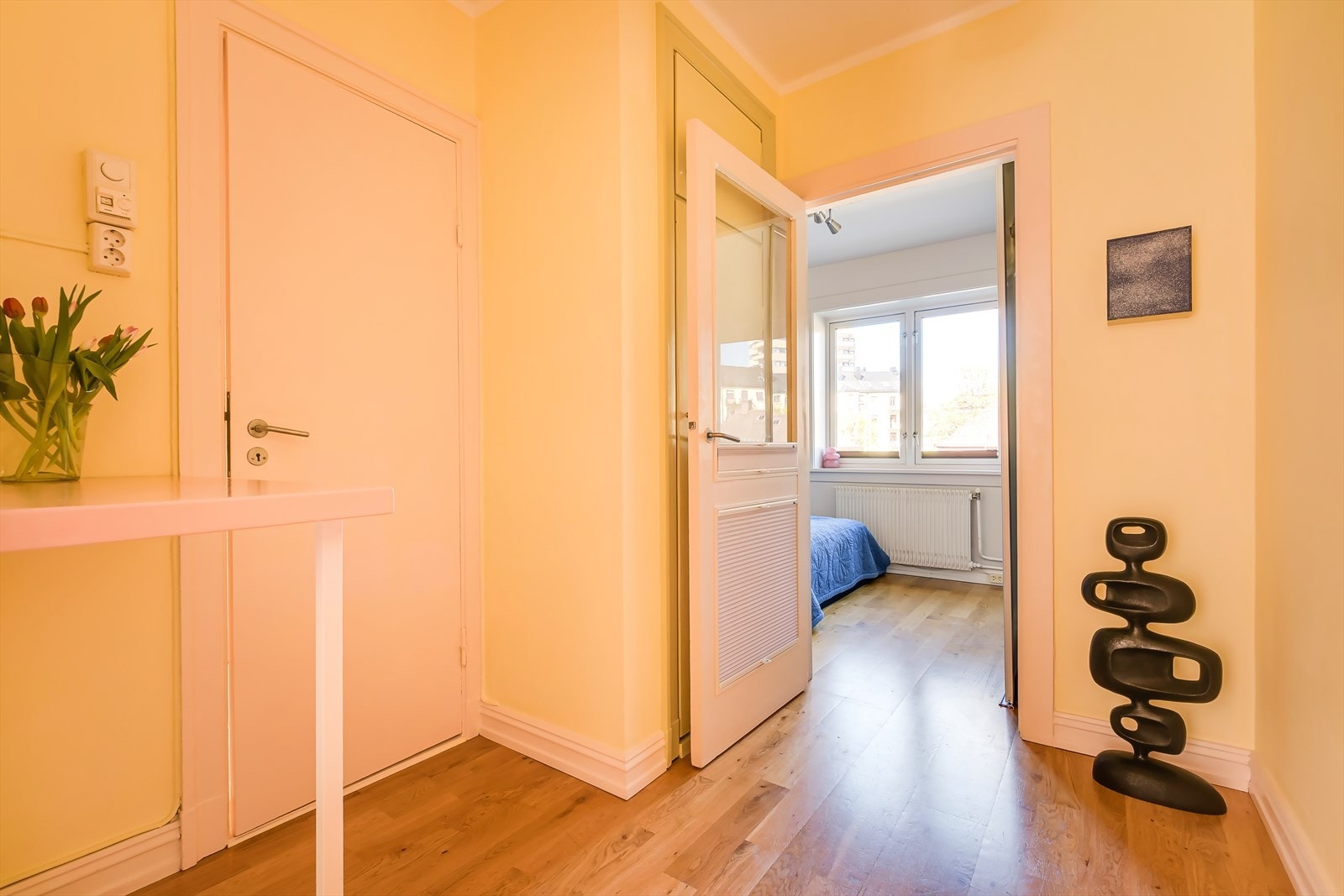 Det er muligheter for ekstra oppbevaring i plassbygd skap/kott Galleribilde