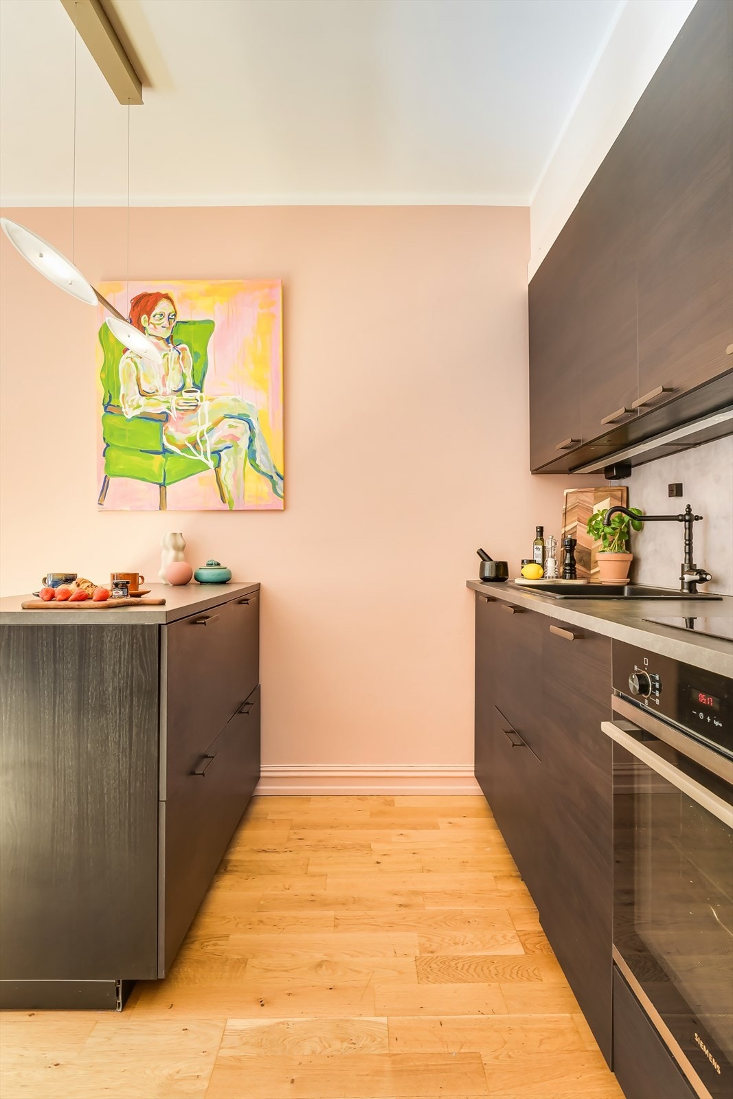 Det er rikelig med skapplass, og kjøkkenet er utstyrt med integrerte hvitevarer som kjøle-/fryseskap, komfyr, platetopp og oppvaskmaskin Galleribilde