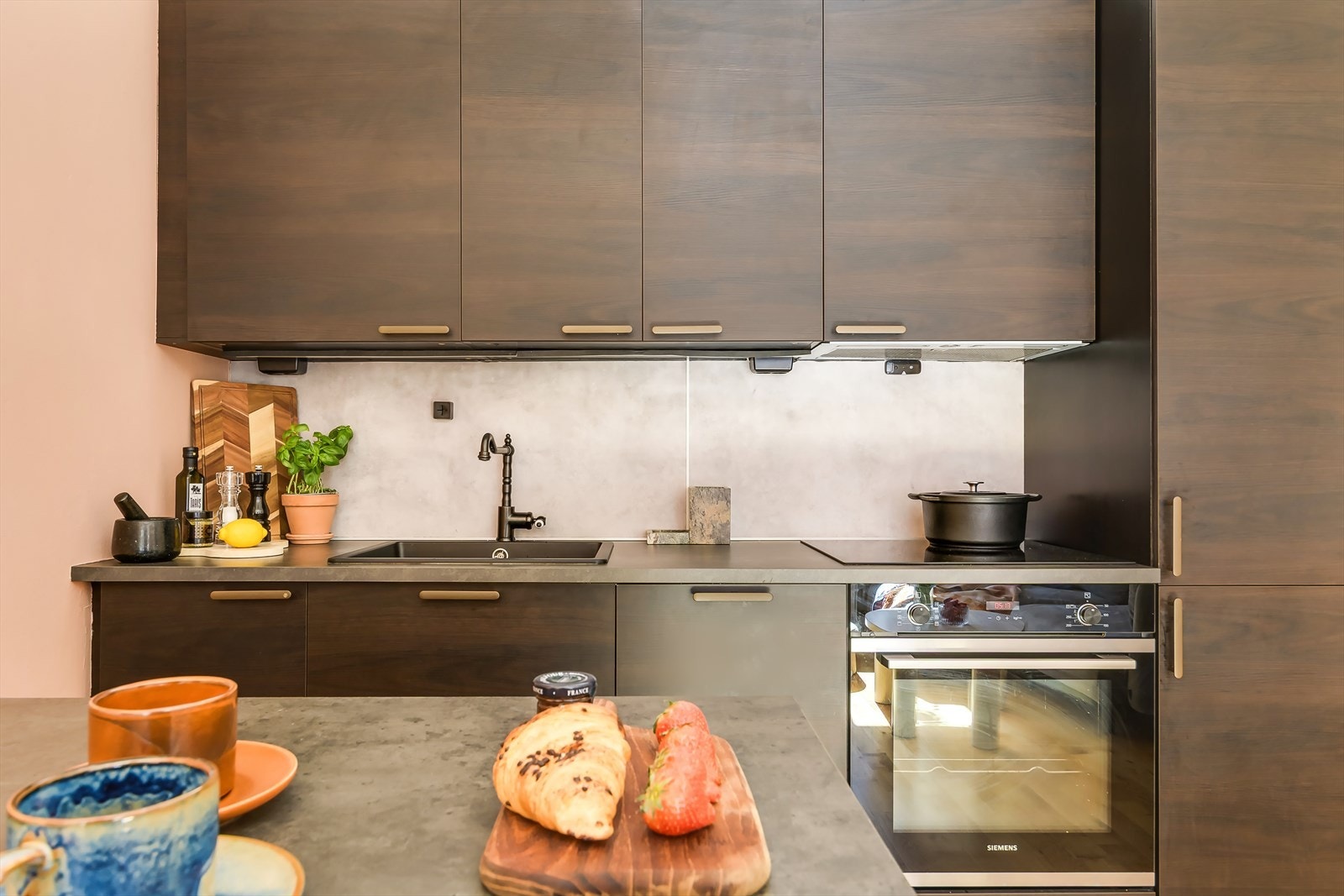 En praktisk kjøkkenøy gir ekstra arbeidsflate og kan også brukes som spiseplass Galleribilde