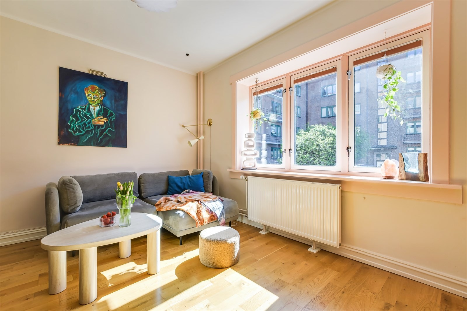 Luftig planløsning med god takhøyde og store vindusflater Galleribilde