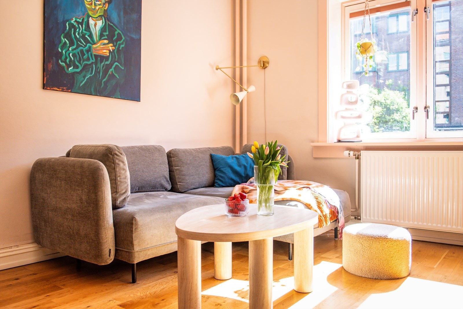 Lys og innbydende stue med god plass til sofagruppe og annet møblement Galleribilde