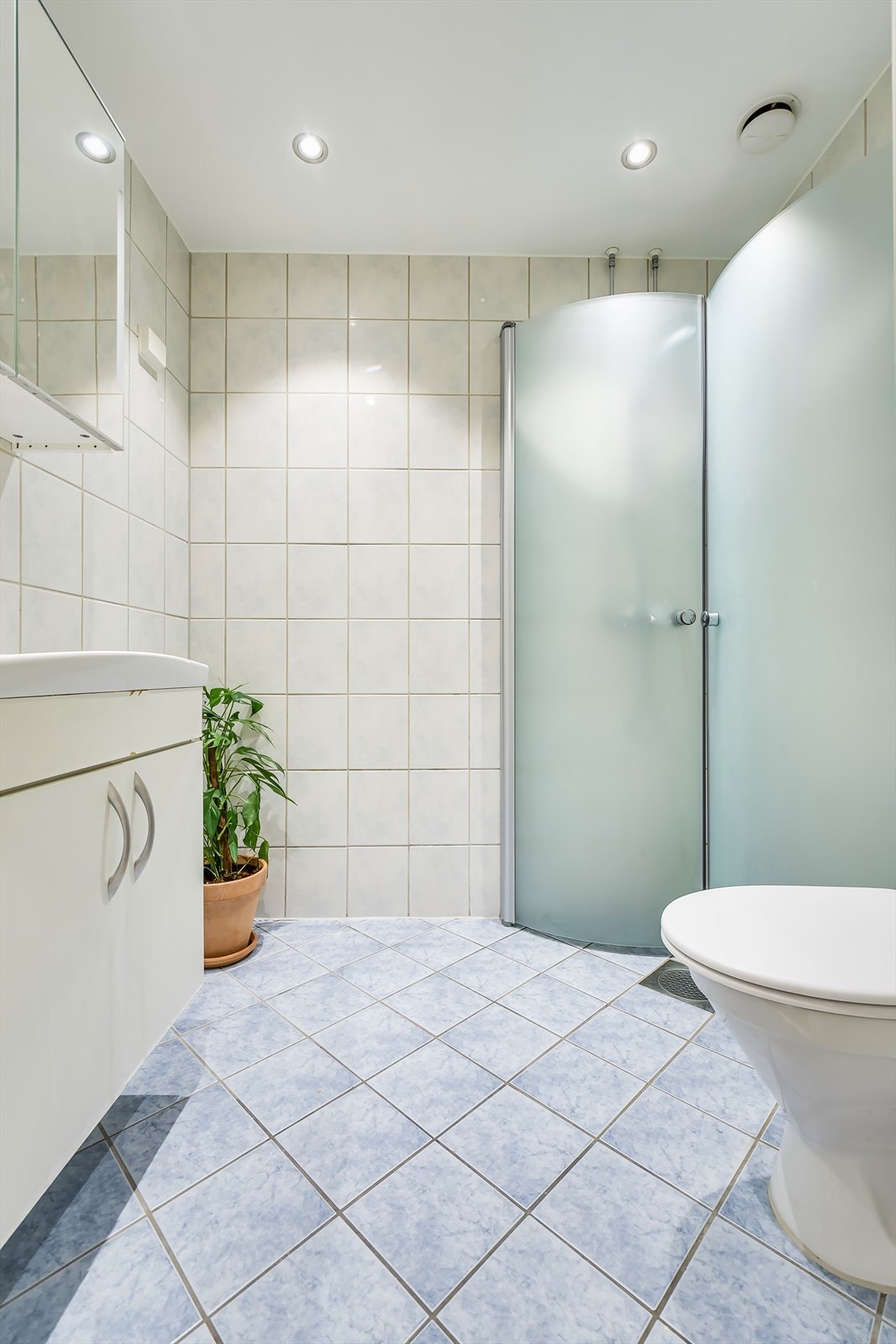 Flislagt bad fra 2005 med varmekabler i gulvet Galleribilde