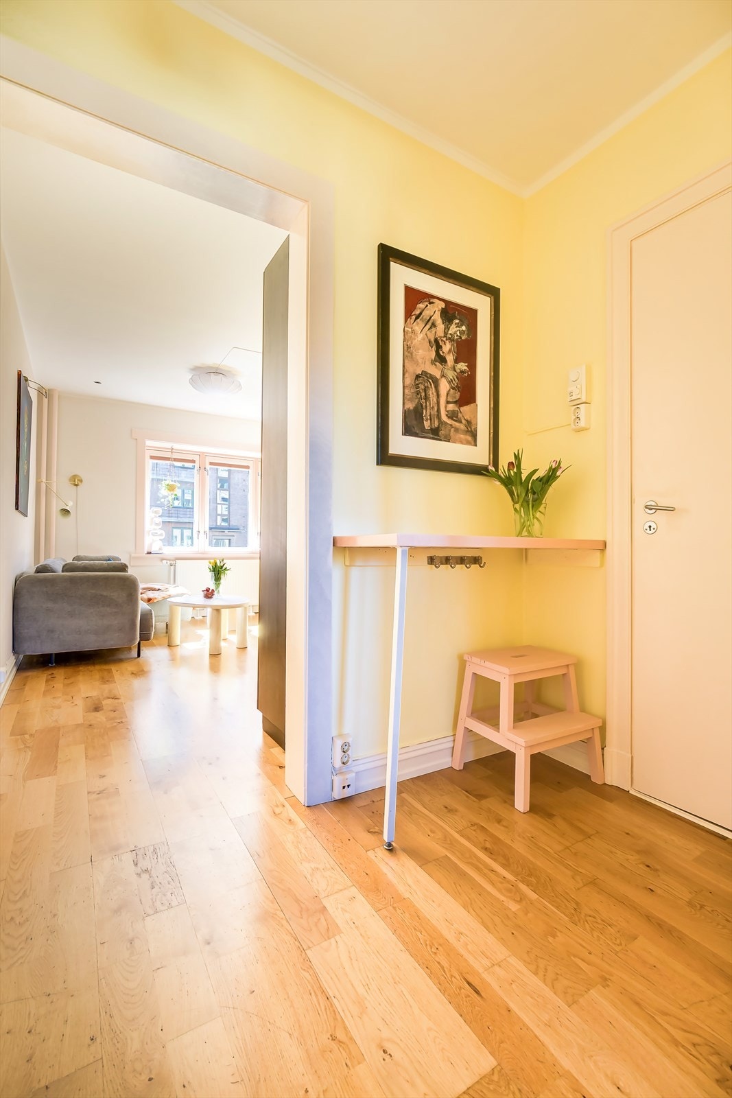 Innbydende entré med god plass til å henge fra seg ytterklær og sko Galleribilde