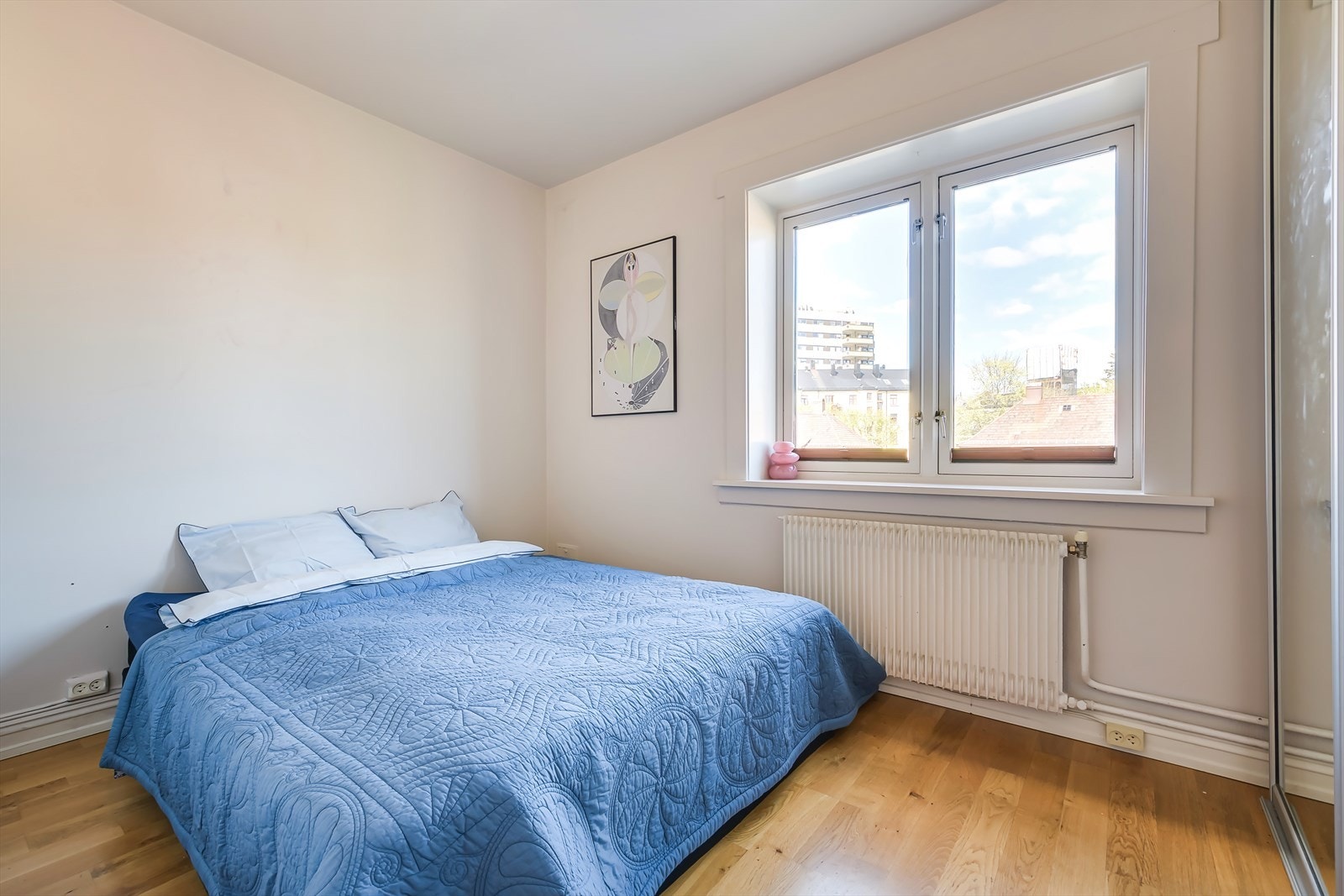 Lunt soverom vendt mot rolige omgivelser Galleribilde