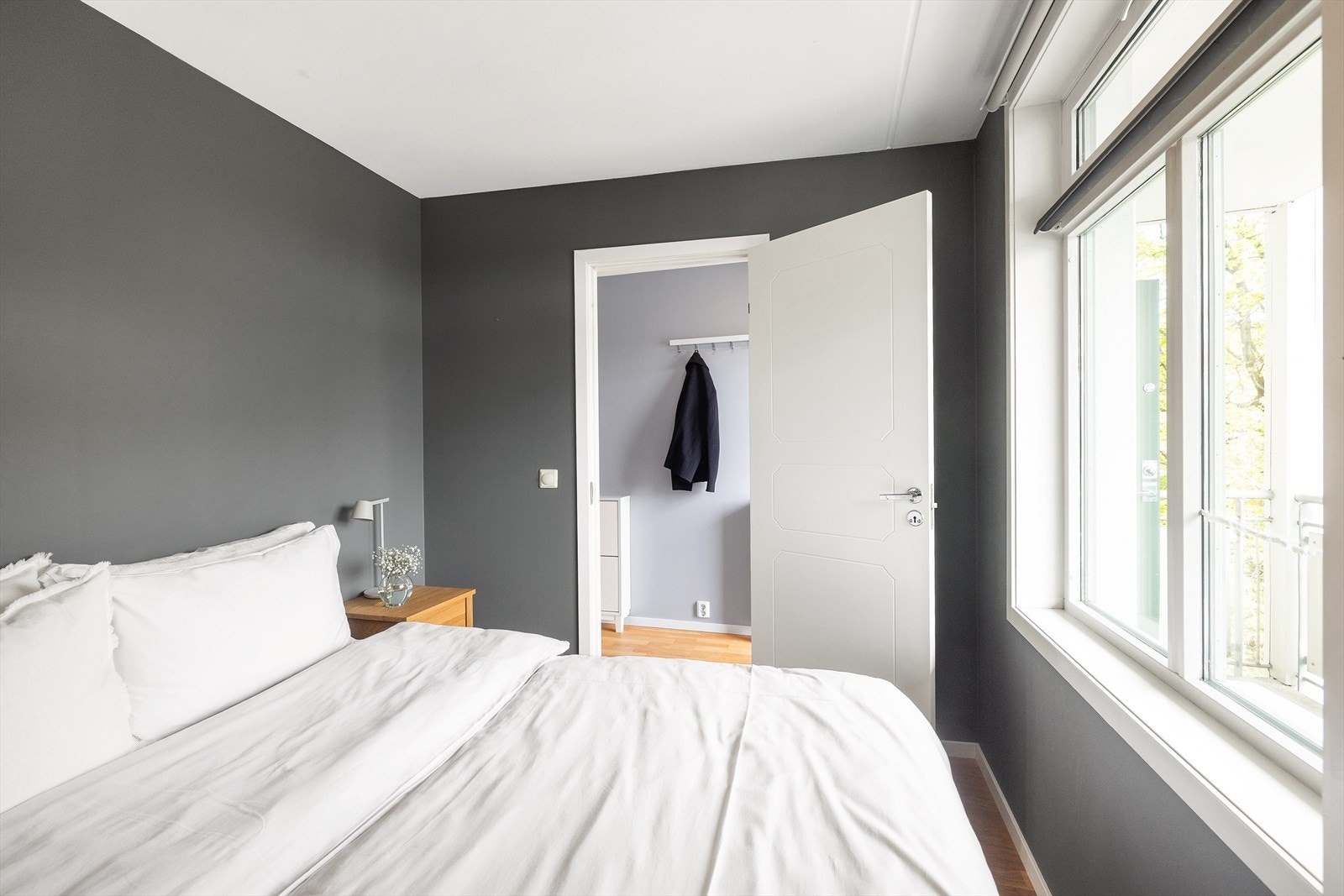 På soverommet er det plass til dobbeltseng med tilhørende nattbord på hver side. I dag er det innredet med seng på 180 cm. Galleribilde