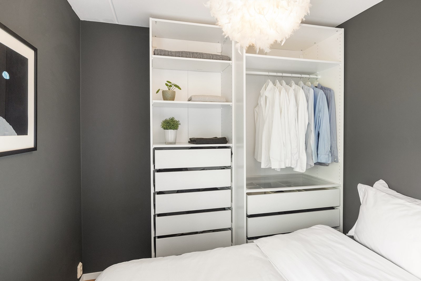 Åpen garderobeløsning som sikrer godt med lagringsplass. Galleribilde