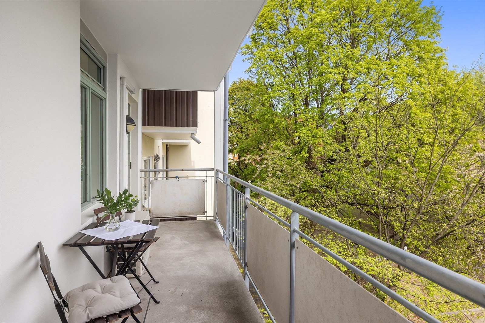 Her kan du uforstyrret nyte en rolig kopp kaffe om morgenen i grønne omgivelser. Galleribilde