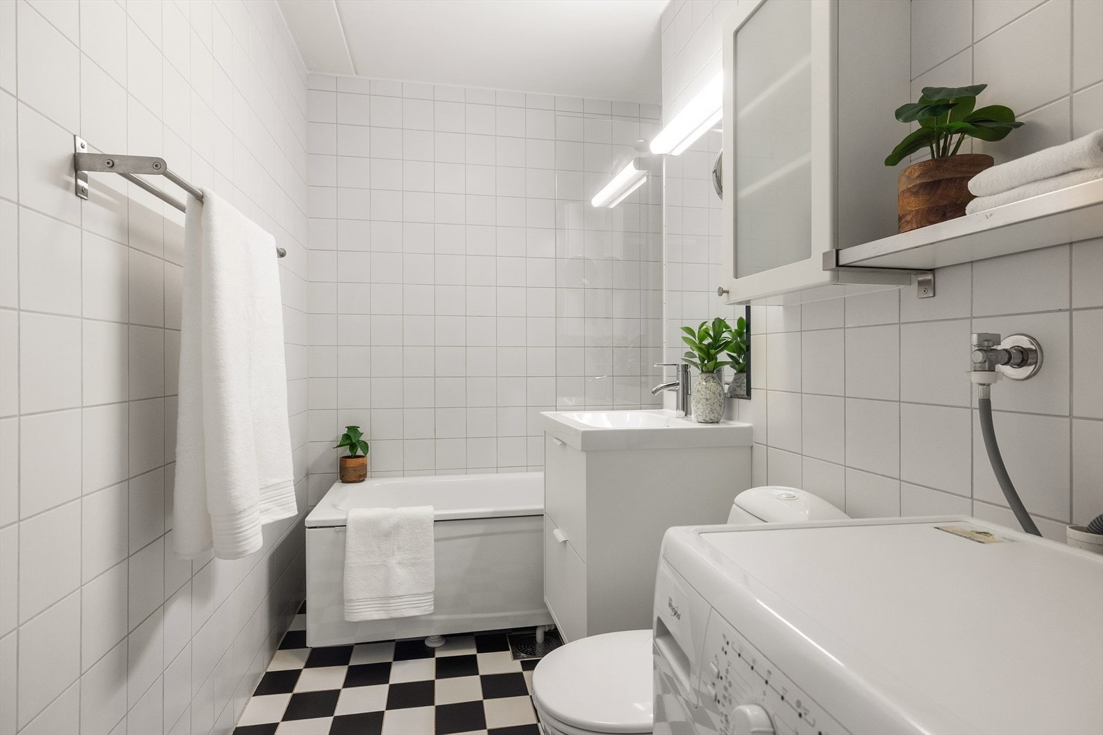 Flott bad fra byggeår med flislagte overflater og elektriske varmekabler. Galleribilde