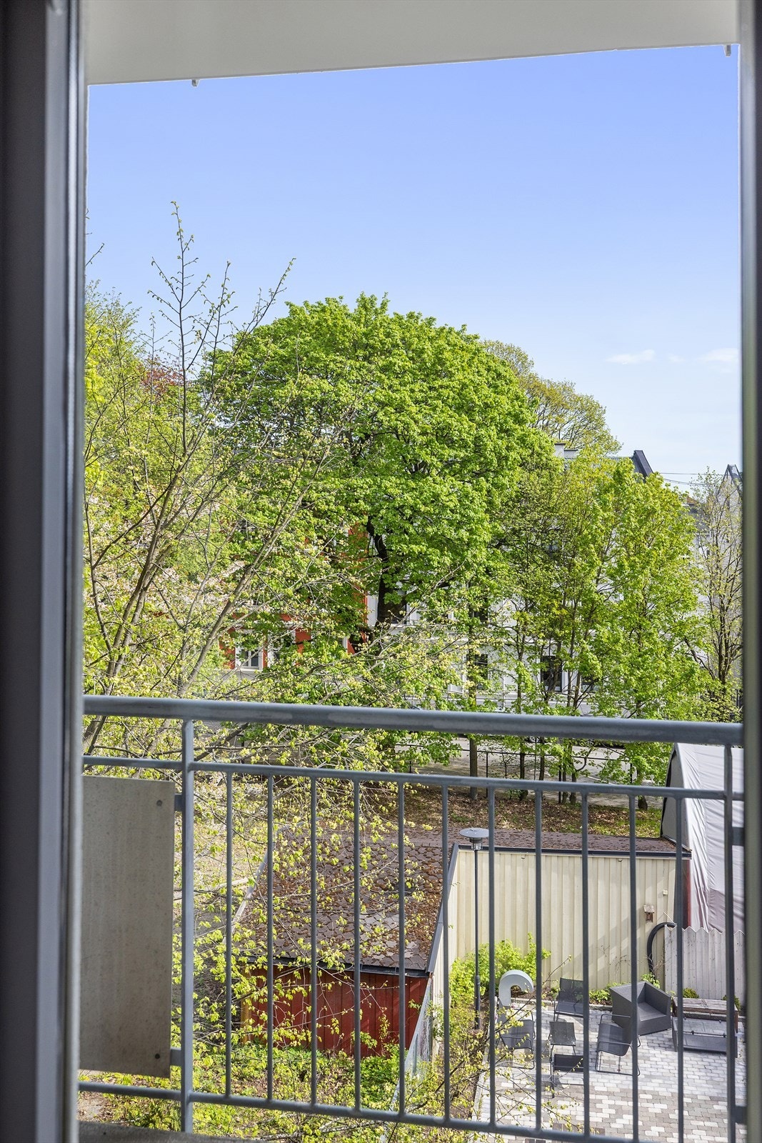 Fra sengen har du grønt og fint utsyn mot bakgård og nærliggende park. Galleribilde