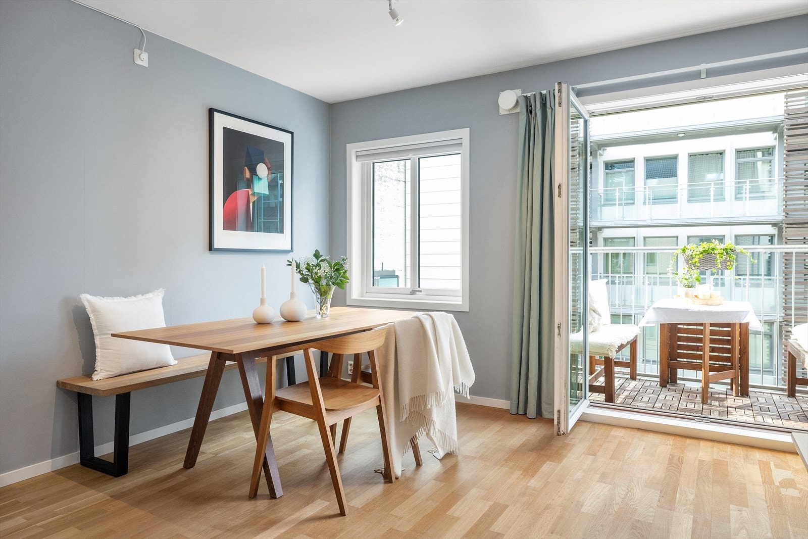 De doble balkongdørene og store vindusflatene slipper inn godt med naturlig lys. Galleribilde