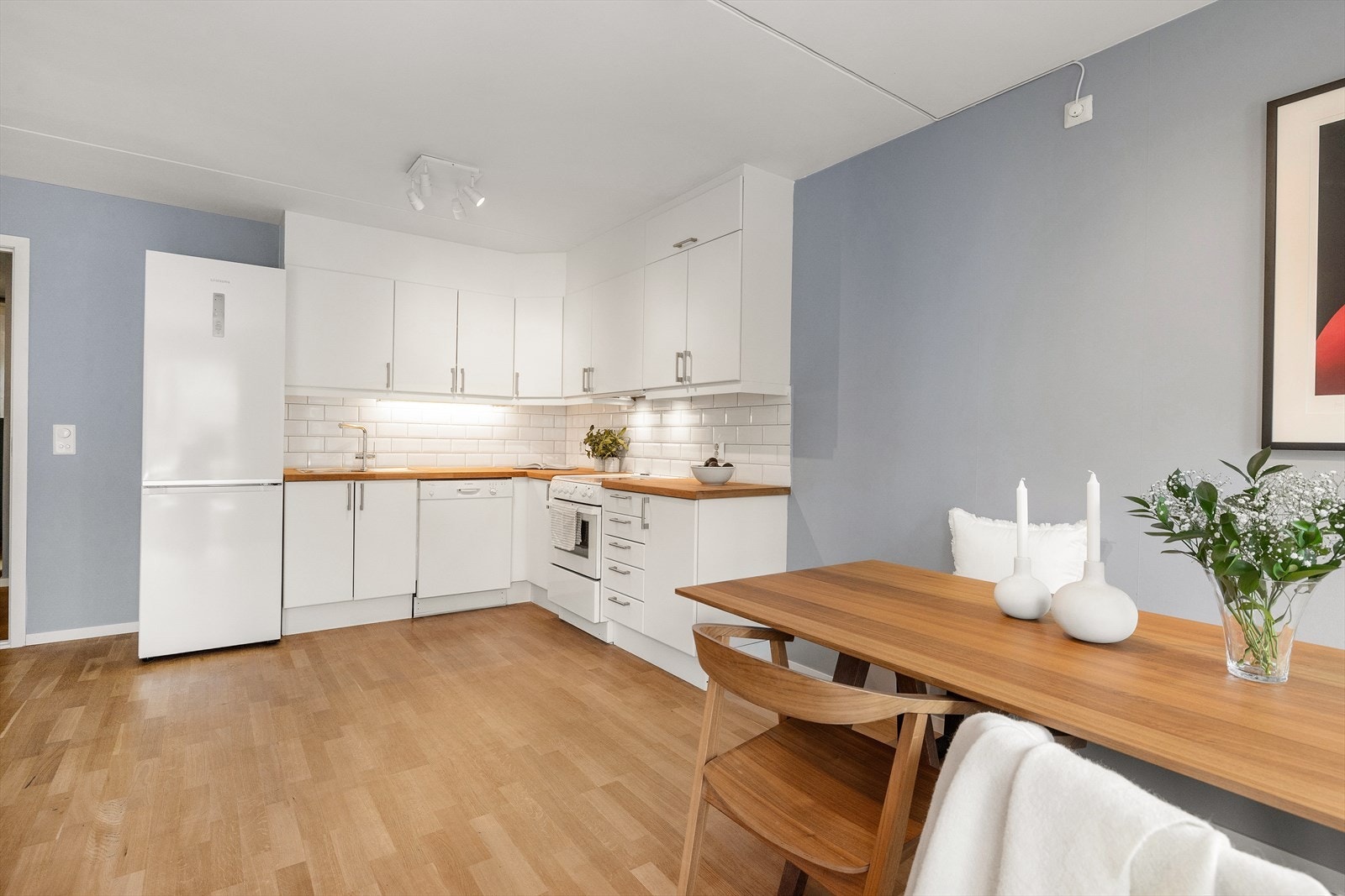 Ved kjøkkenet er det god plass til stor spisegruppe. Kjøkkenet er utstyrt med frittstående hvitevarer som komfyr med platetopp, oppvaskmaskin, kjøl/ fryseskap samt ventilator over kokesone. Ventilator er ny i 2025. Galleribilde