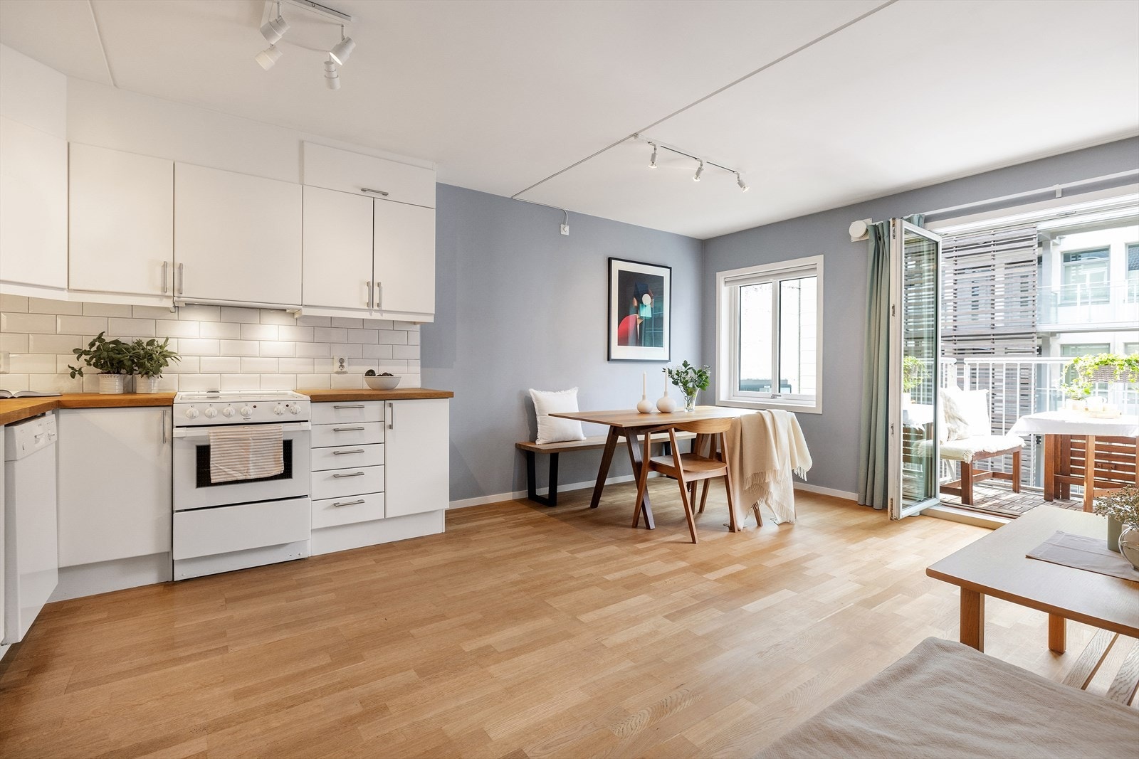 Leiligheten har en åpen kjøkken- og stueløsning med god plass til ulike soner. Galleribilde