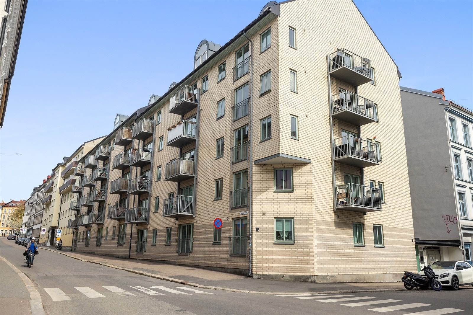 Fasade - Leiligheten har god intern beliggenhet i fjerde etasje. Galleribilde