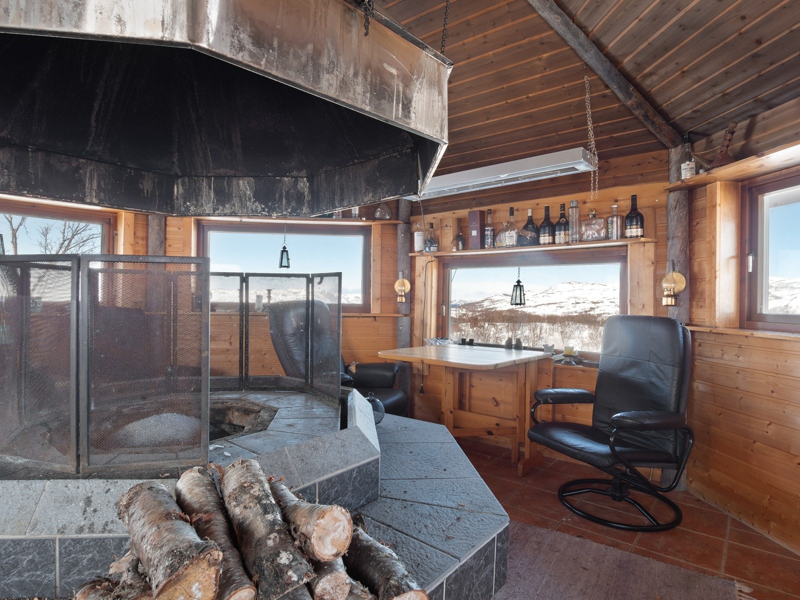 Grillhytta er romslig, og har plass til både benker og stoler Galleribilde