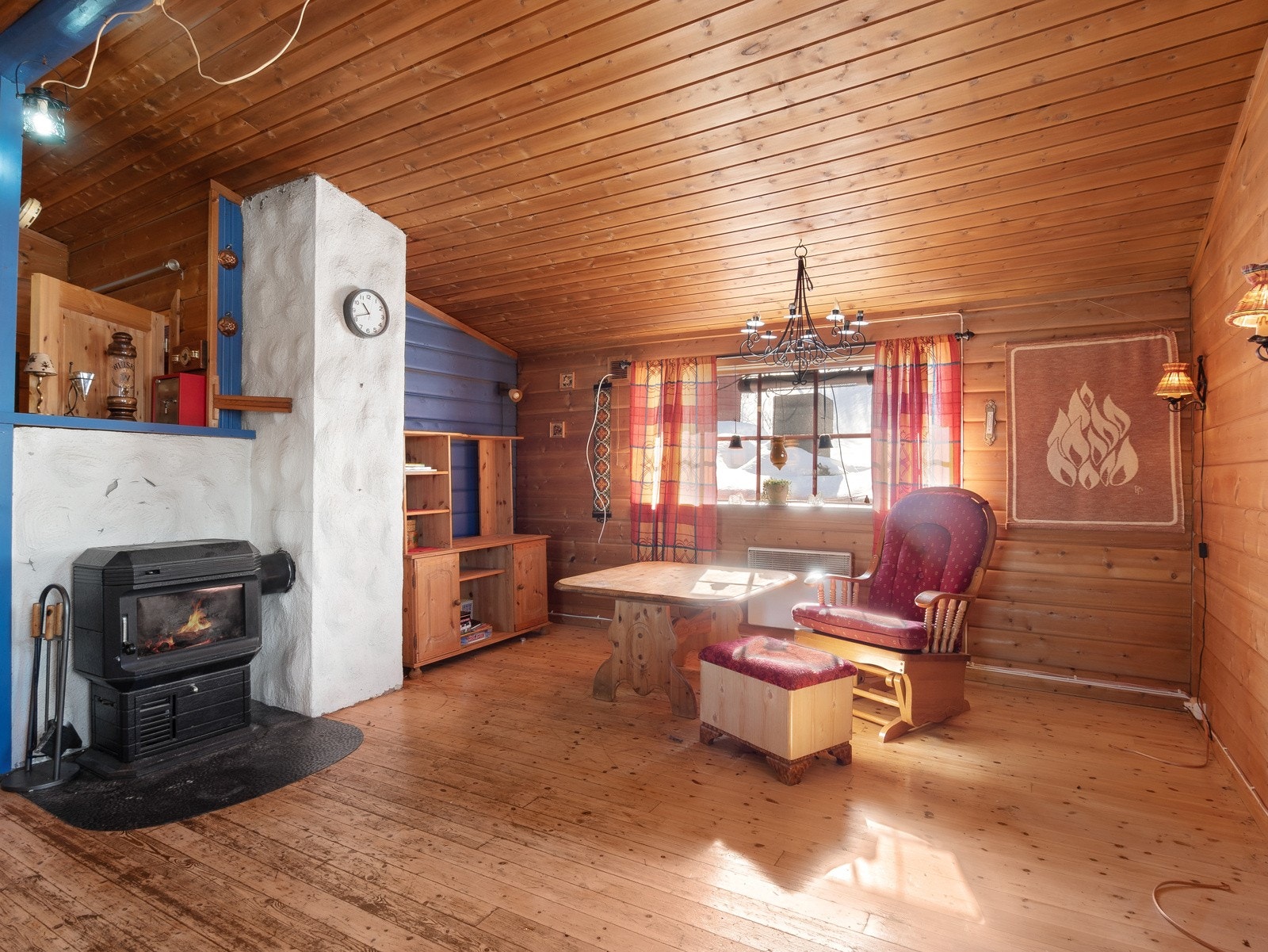 Stua er av fin størrelse, og har plass til sofakrok eller godstoler Galleribilde