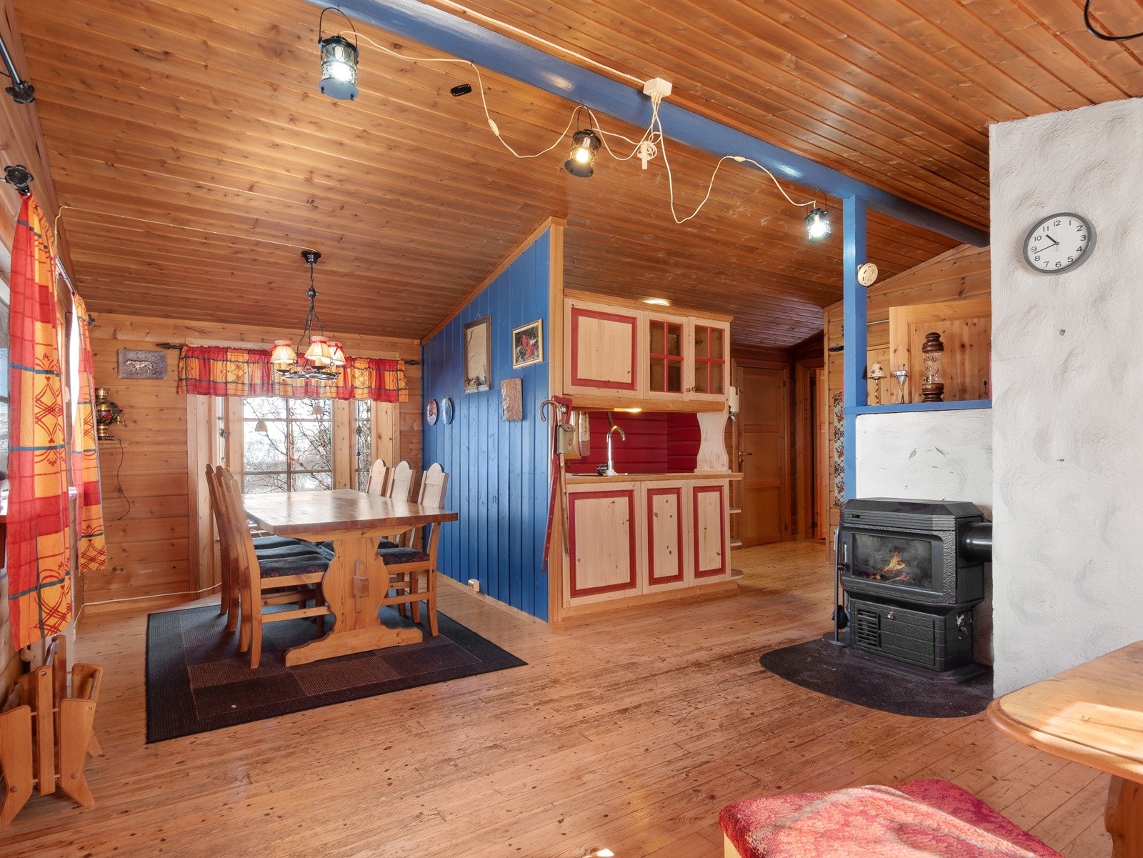 Det er peisovn som sørger for varme, og det er plass til spisemøblement hvor man kan samles over et godt måltid! Galleribilde