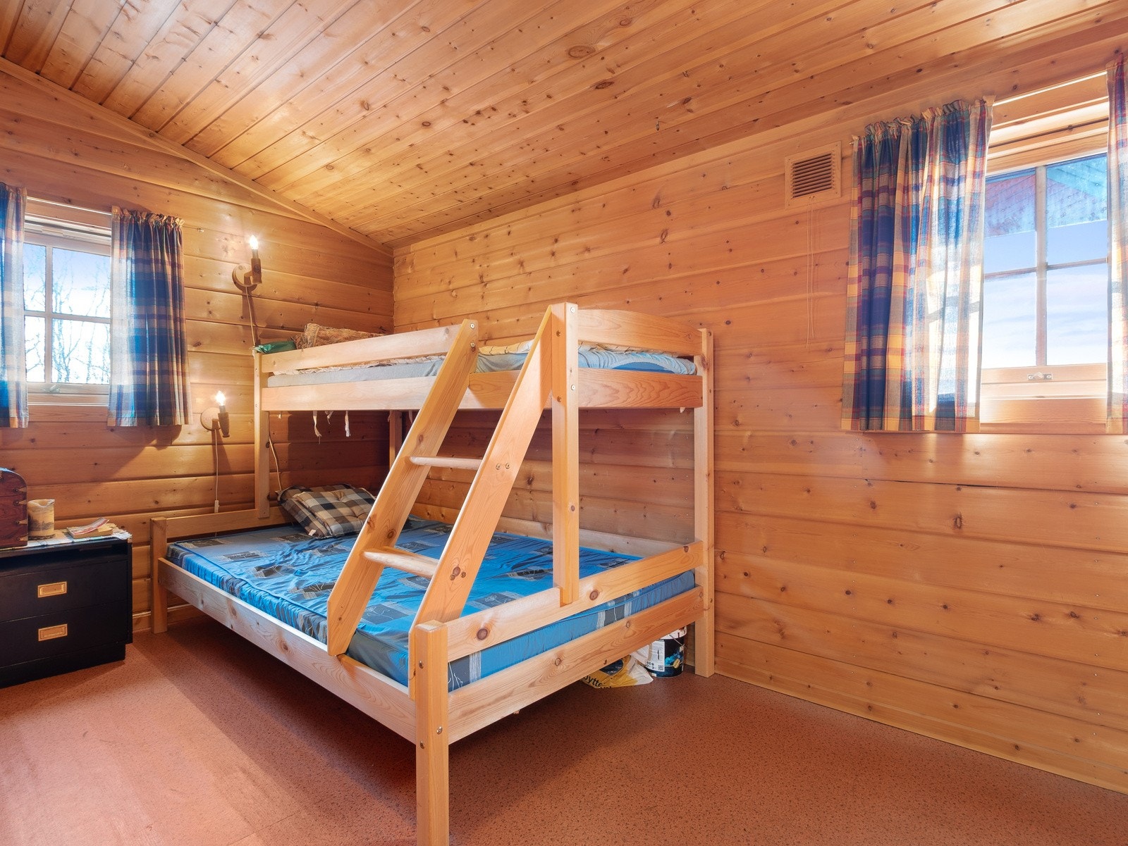 I soverom 2 er det plass til familiekøye Galleribilde