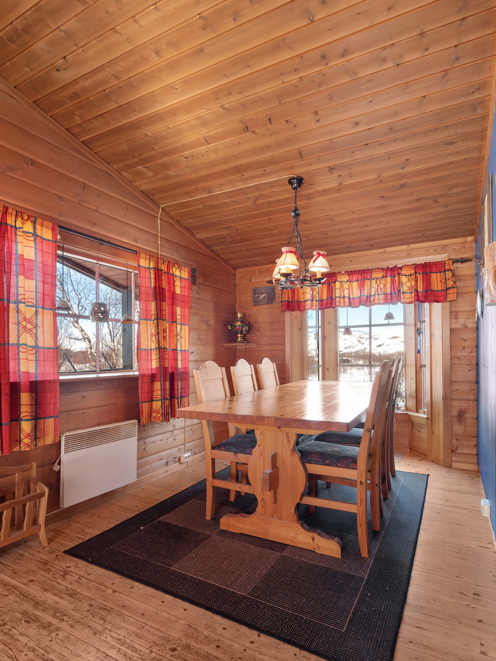 Det er plalss til stort spisemøblement, og utsikten er upåklagelig! Galleribilde