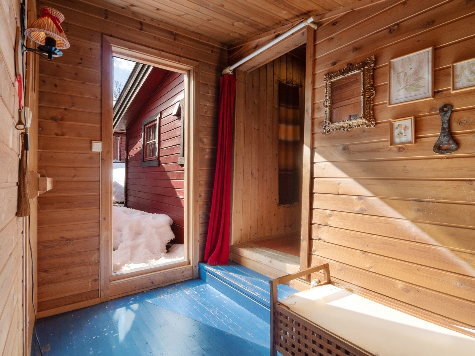 Fra plattingen kommer man inn i en romslig gang med plass til oppbevaring Galleribilde